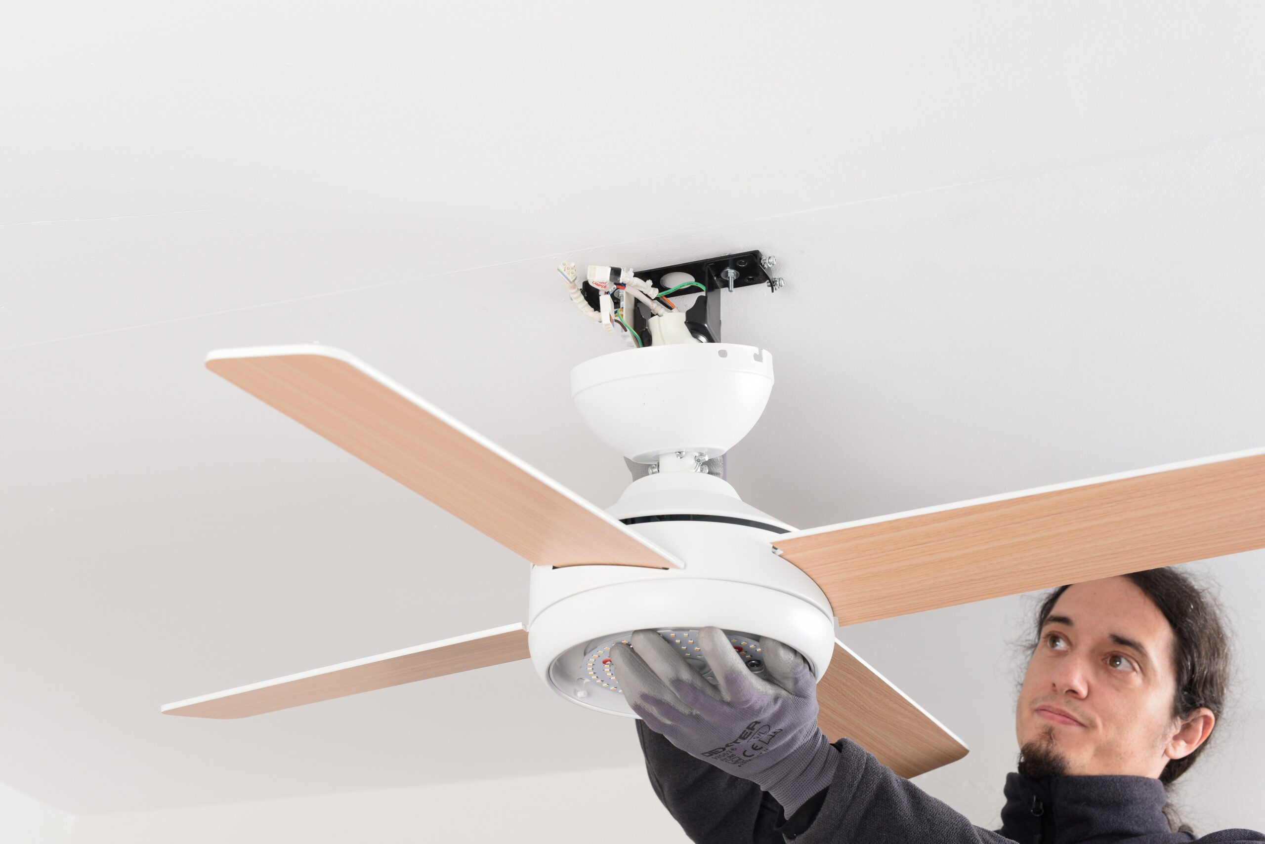 Guía completa: ¿Cuánto cuesta realmente instalar un ventilador de techo?