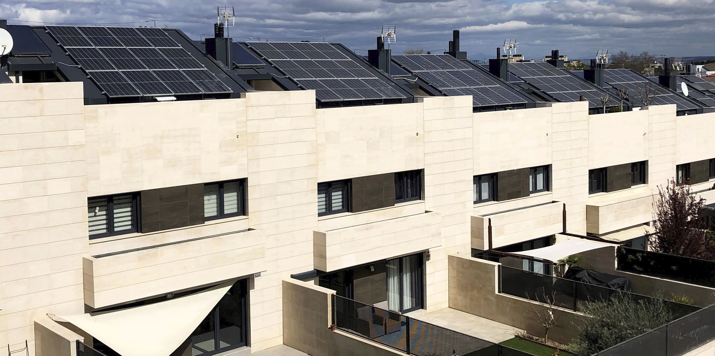 La eficiencia energética alcanza nuevos niveles en edificios de apartamentos con placas solares integradas